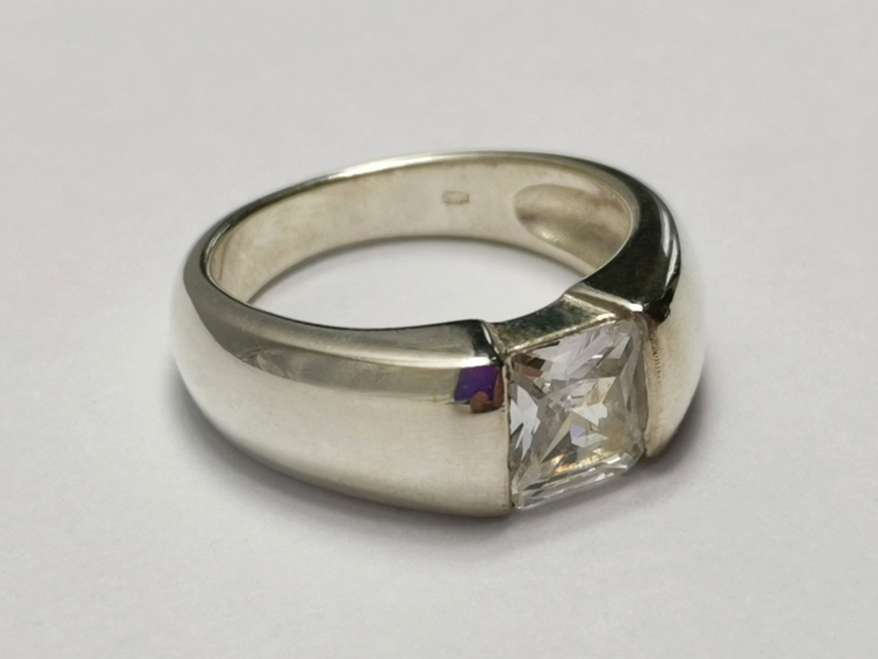 Masívní stříbrný prsten s velkým bílým zirkonem