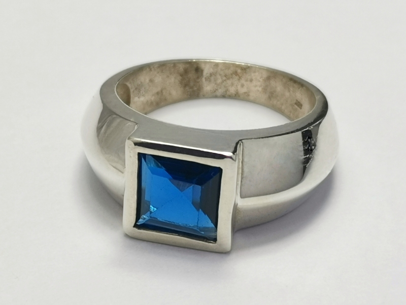 Masívní stříbrný prsten s modrým kamenem