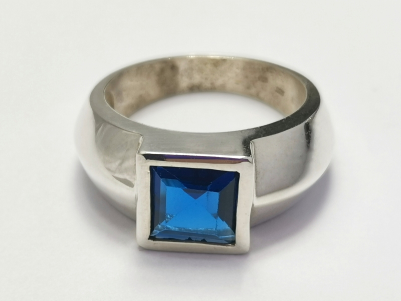 Masívní stříbrný prsten s modrým kamenem