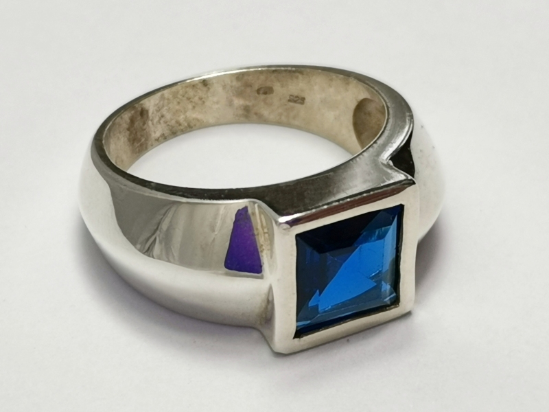 Masívní stříbrný prsten s modrým kamenem