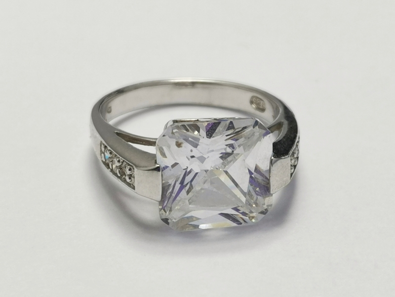 Stříbrný prsten s velkým bílým zirkonem