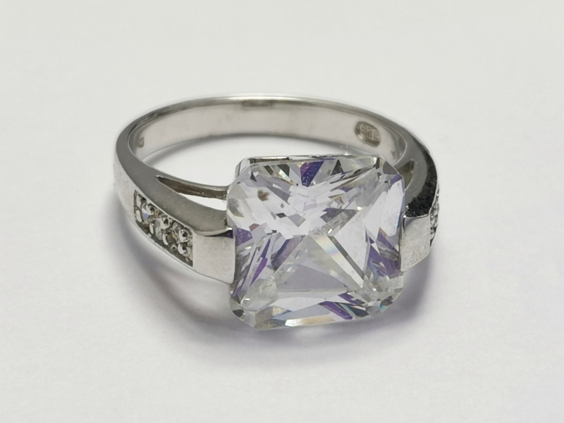 Stříbrný prsten s velkým bílým zirkonem