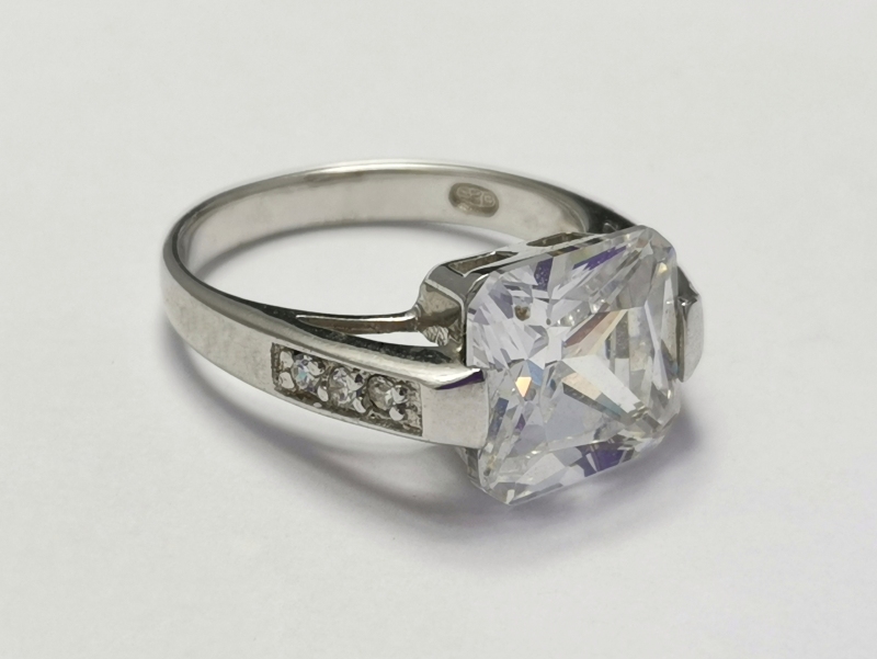 Stříbrný prsten s velkým bílým zirkonem