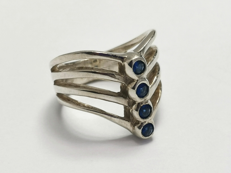Stříbrný prsten s modrými kameny