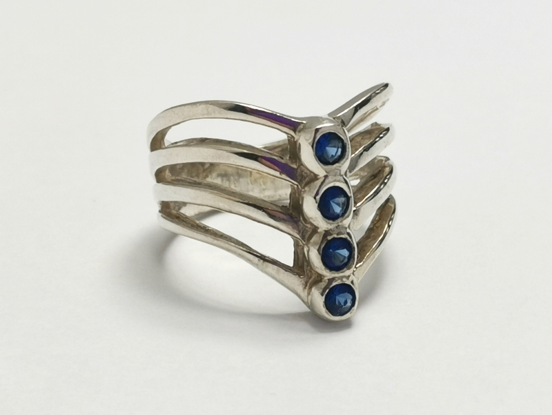 Stříbrný prsten s modrými kameny