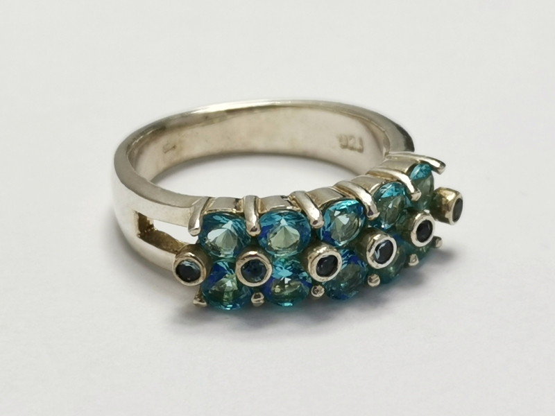 Stříbrný prsten s modrými kameny