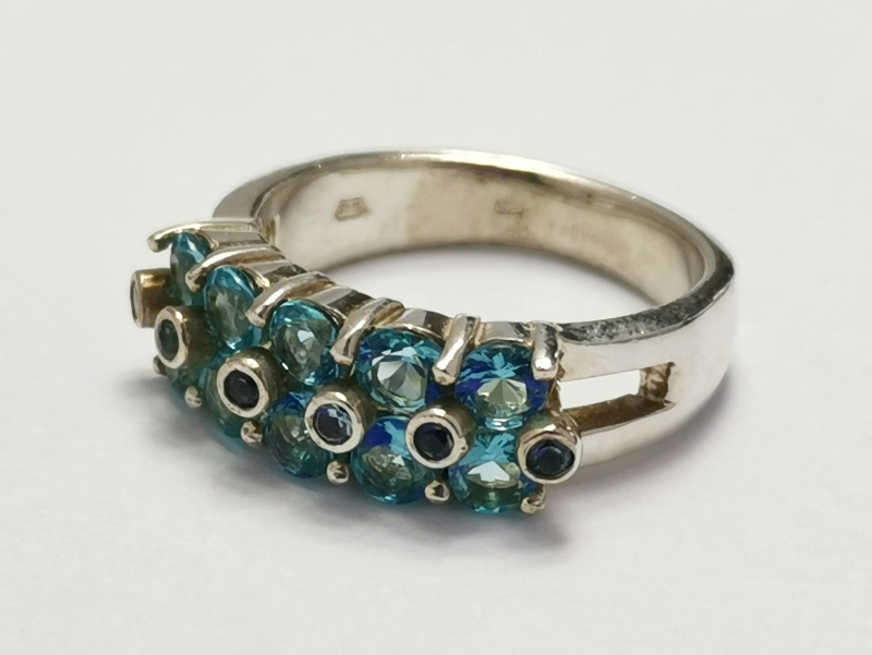 Stříbrný prsten s modrými kameny