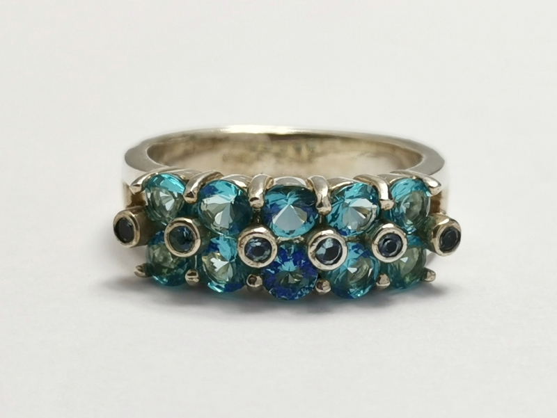 Stříbrný prsten s modrými kameny