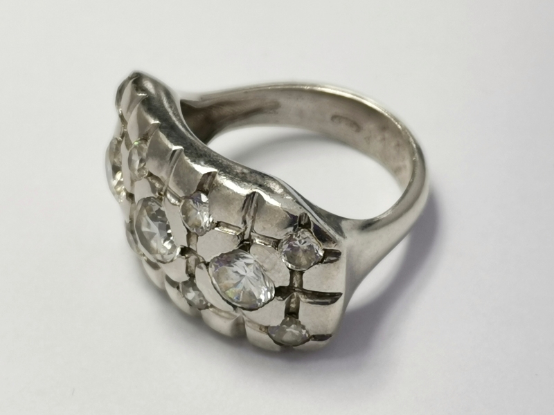 Stříbrný prsten se zirkony