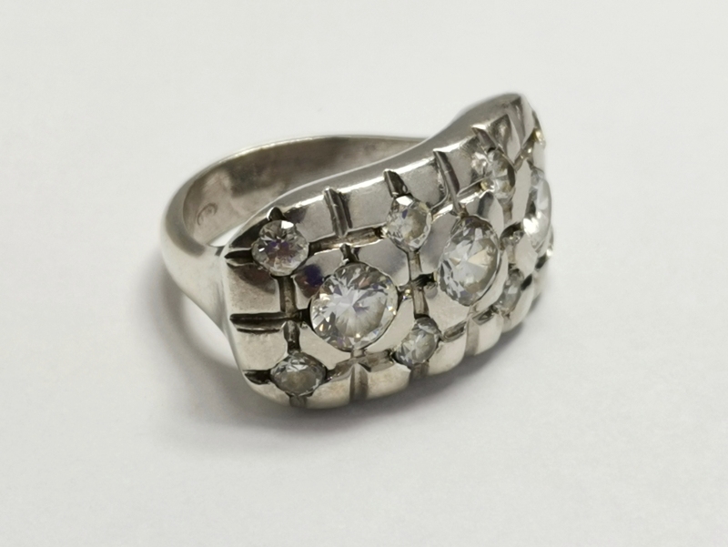 Stříbrný prsten se zirkony