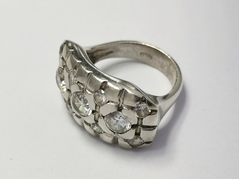 Stříbrný prsten se zirkony