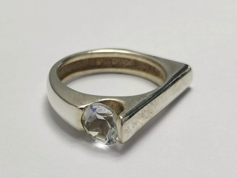 Stříbrný prsten s pravým broušeným topazem