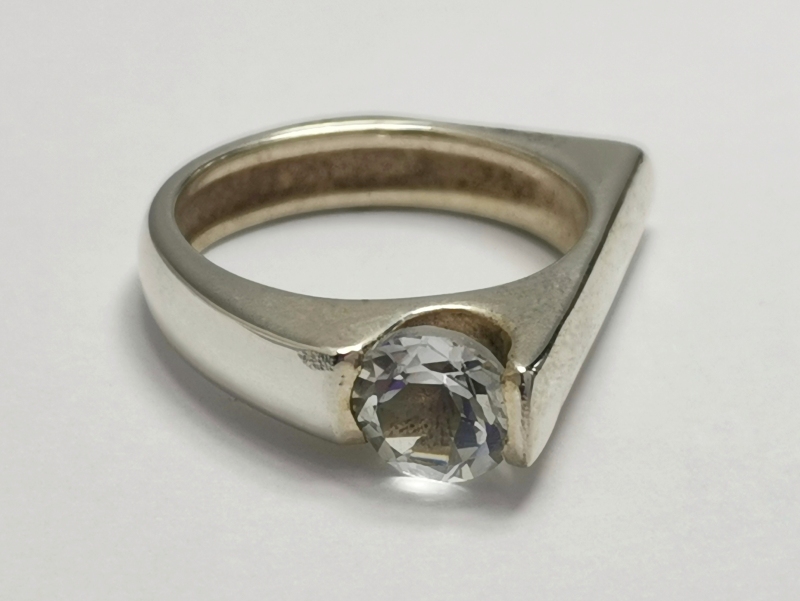 Stříbrný prsten s pravým broušeným topazem