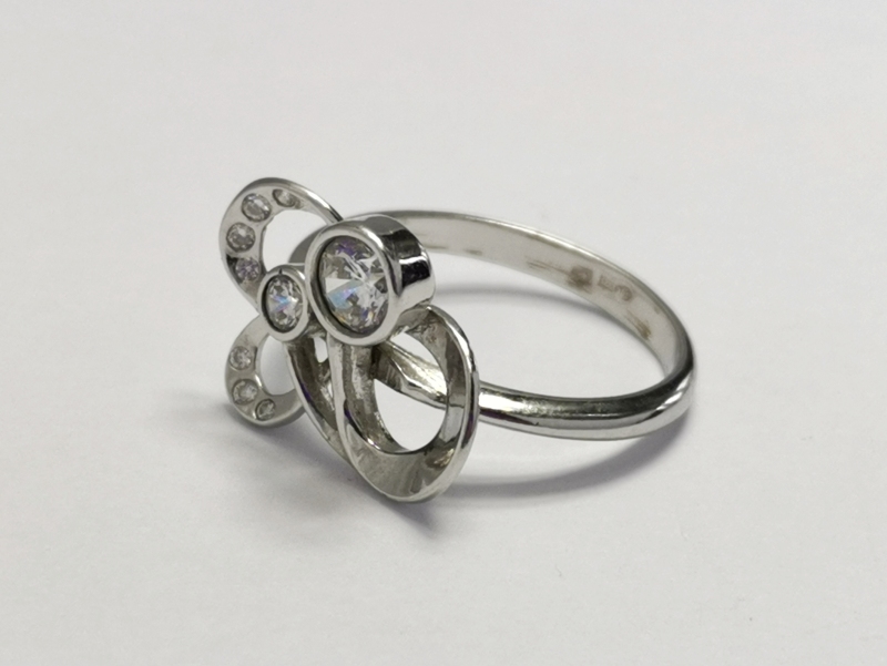 Stříbrný prsten se zirkony