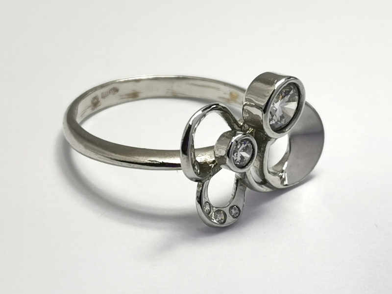 Stříbrný prsten se zirkony