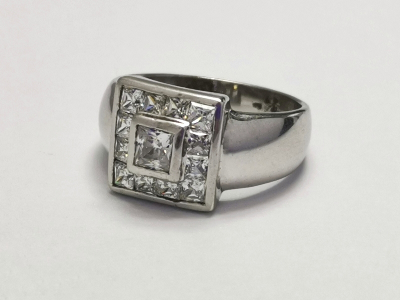 Stříbrný prsten se zirkony