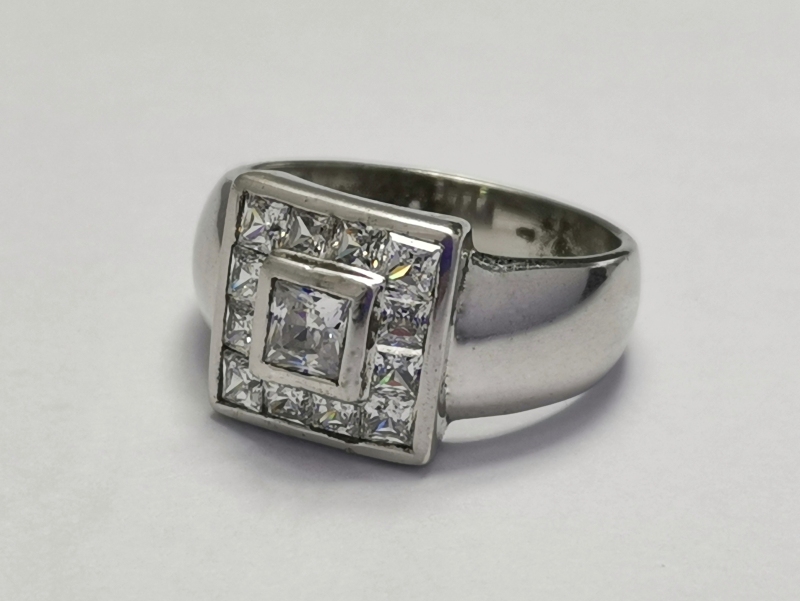 Stříbrný prsten se zirkony