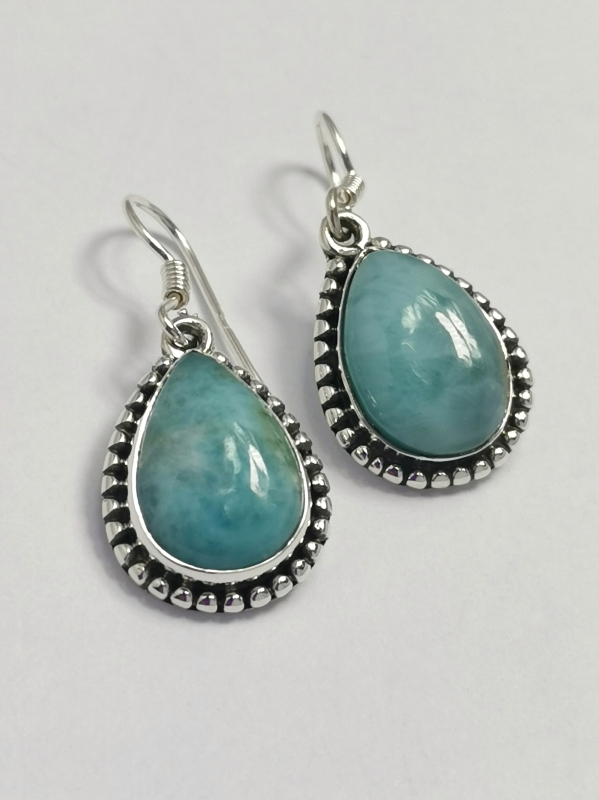 Stříbrné naušnice s larimarem