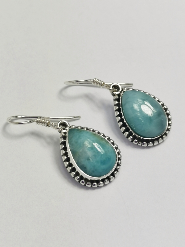 Stříbrné naušnice s larimarem
