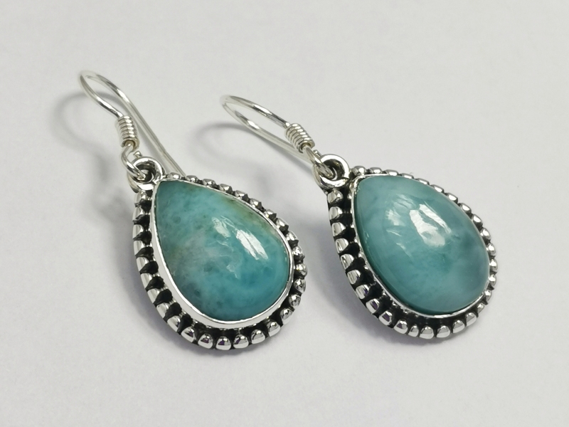 Stříbrné naušnice s larimarem
