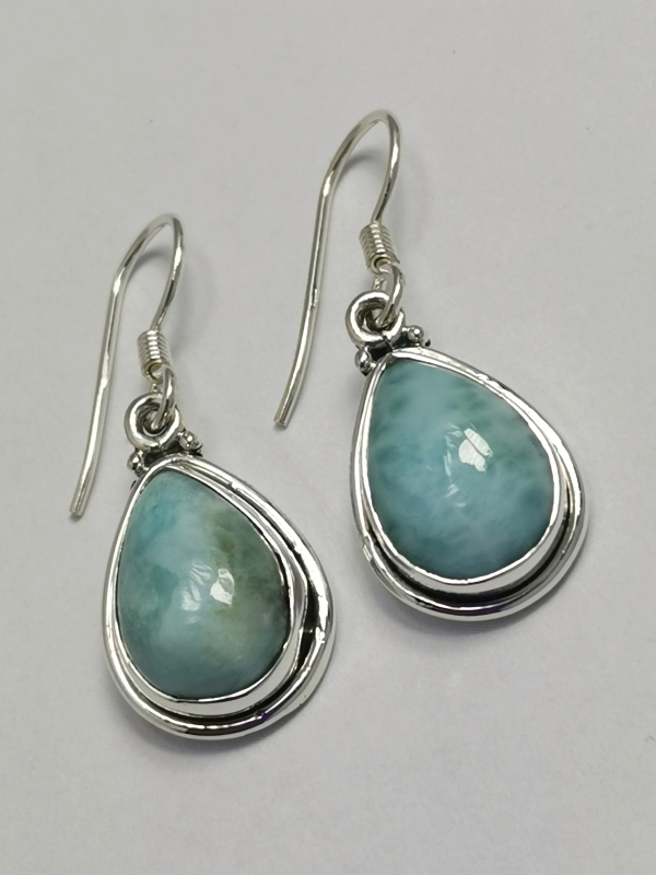 Stříbrné naušnice s larimarem