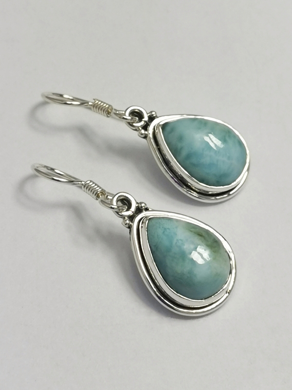 Stříbrné naušnice s larimarem