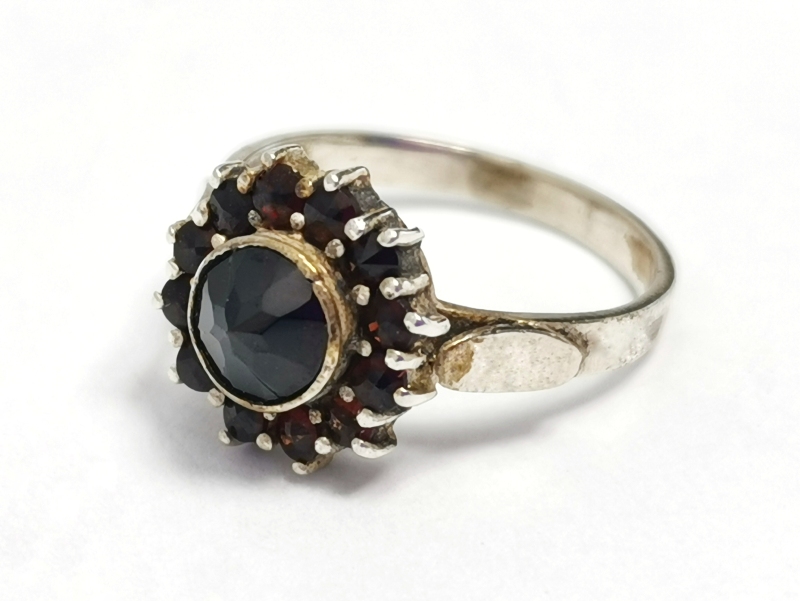 Stříbrný prsten s českými granáty