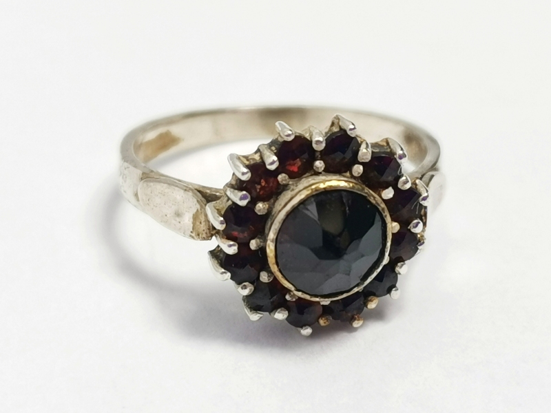 Stříbrný prsten s českými granáty