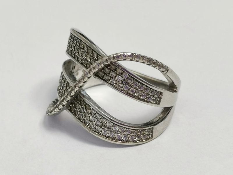 Stříbrný prsten se zirkony, rhodiovaný