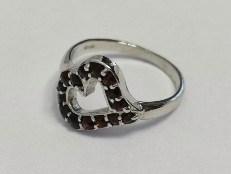 Stříbrný prsten s českými granáty