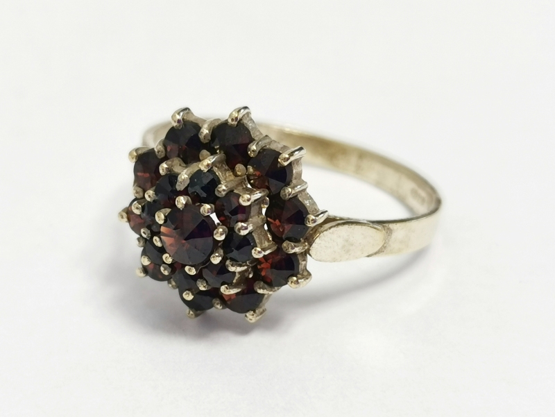 Stříbrný prsten s českými granáty