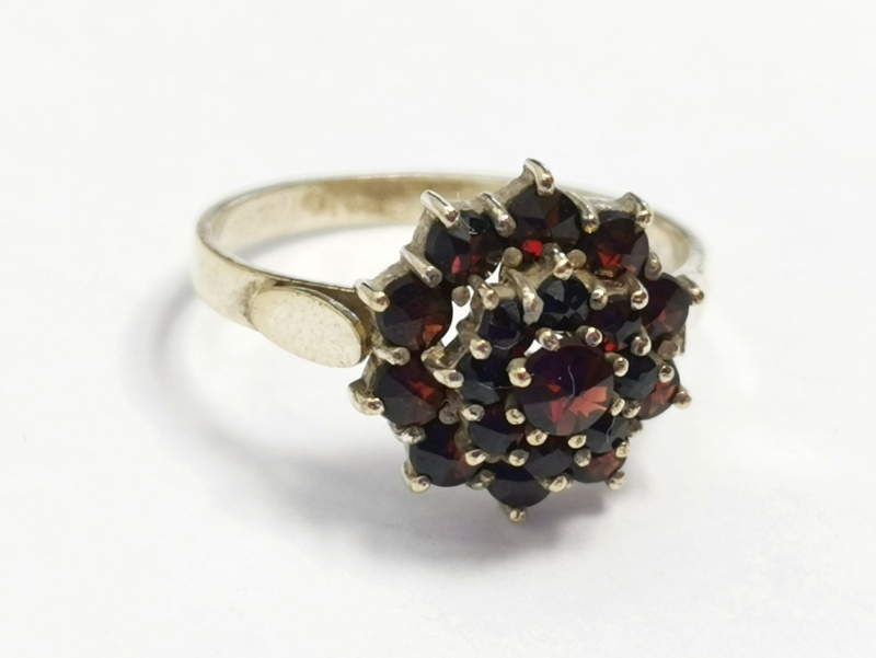 Stříbrný prsten s českými granáty