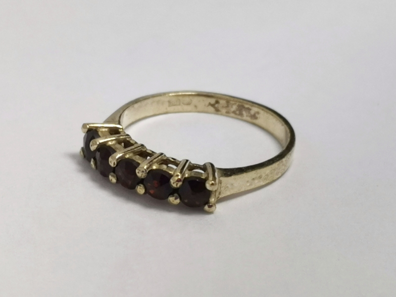 Stříbrný prsten s českými granáty