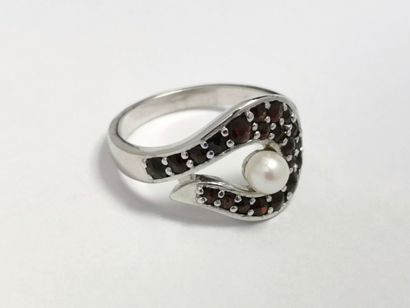 Stříbrný prsten s českými granáty, rhodiovaný