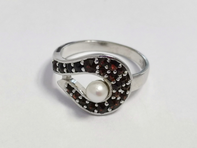 Stříbrný prsten s českými granáty, rhodiovaný