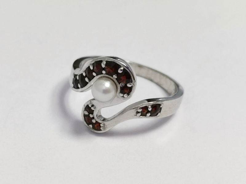 Stříbrný prsten s českými granáty, rhodiovaný