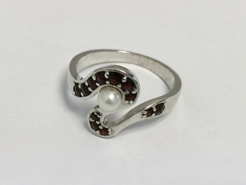 Stříbrný prsten s českými granáty, rhodiovaný