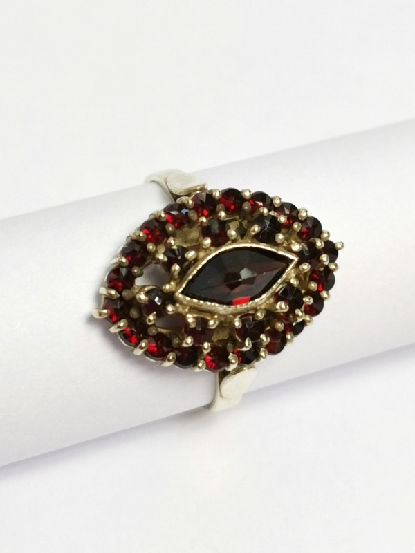 Stříbrný prsten s českými granáty, zlacený