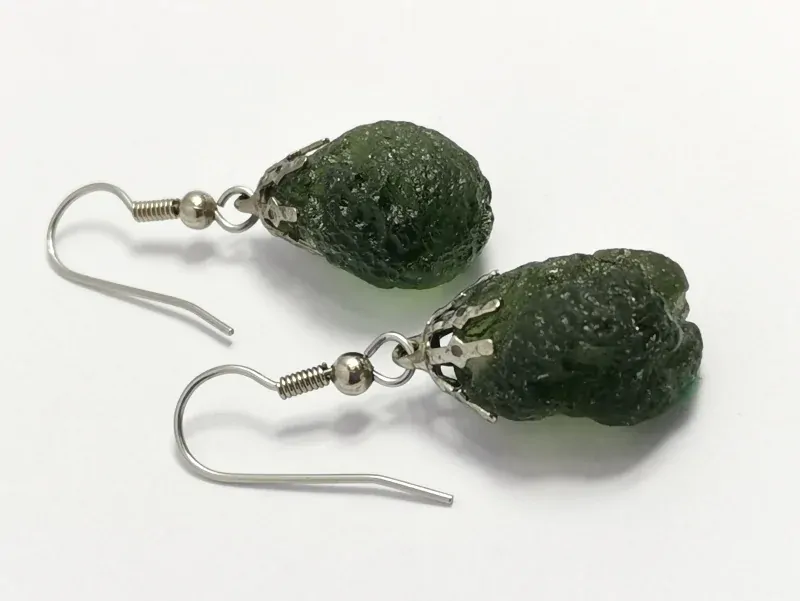 Naušnice se zavěšeným vltavínem