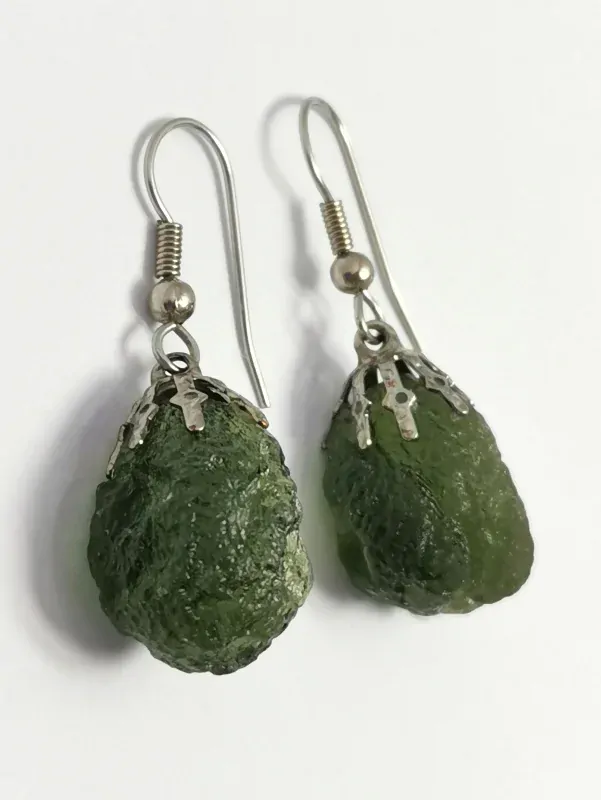 Naušnice se zavěšeným vltavínem