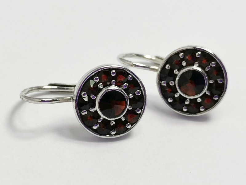 Stříbrné náušnice s českými granáty, rhodiované