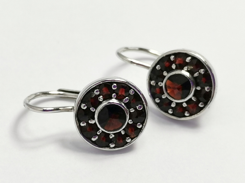 Stříbrné náušnice s českými granáty, rhodiované