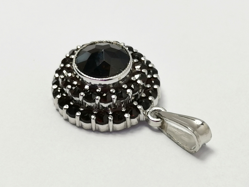 Stříbrný přívěsek s českými granáty, rhodiovaný