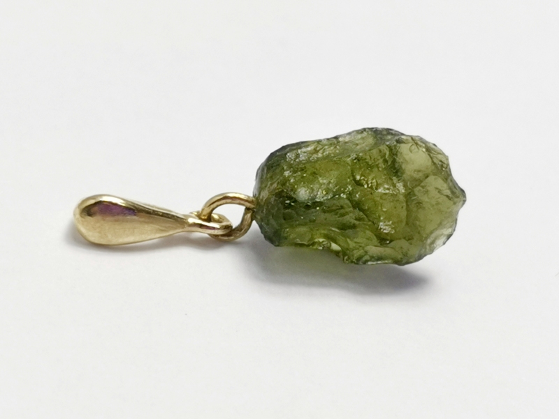 Přívěšek z přírodního vltavínu s ouškem ze žlutého zlata 