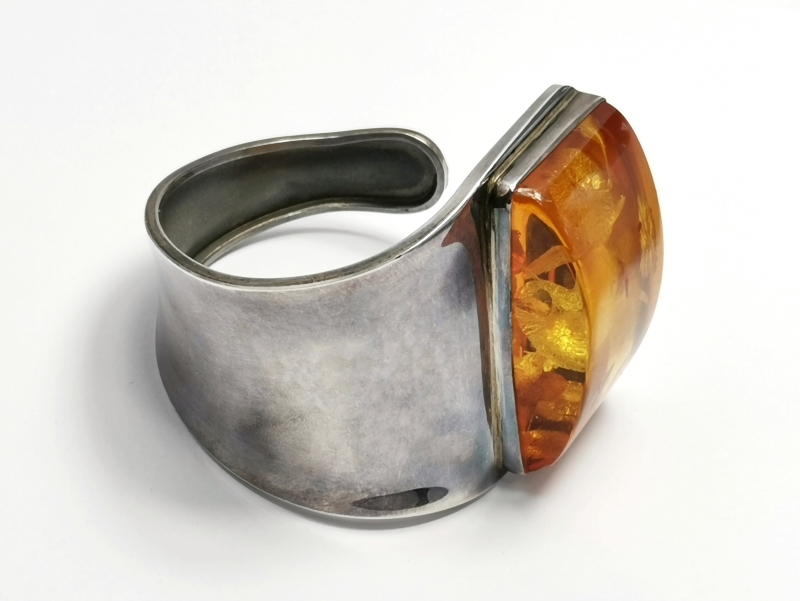 Masívní stříbrný náramek s jantarem