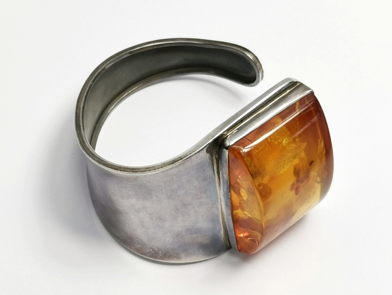 Masívní stříbrný náramek s jantarem