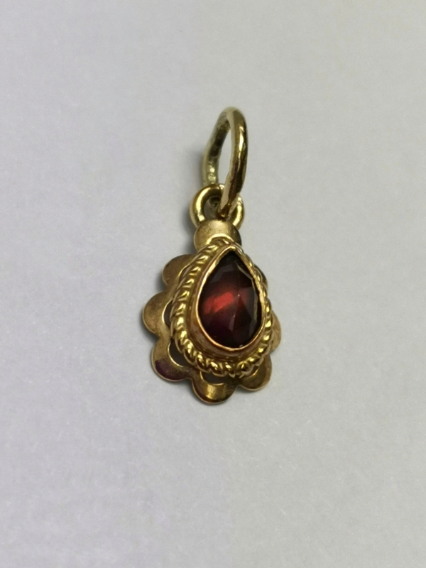 Zlatý přívěs s almandinem