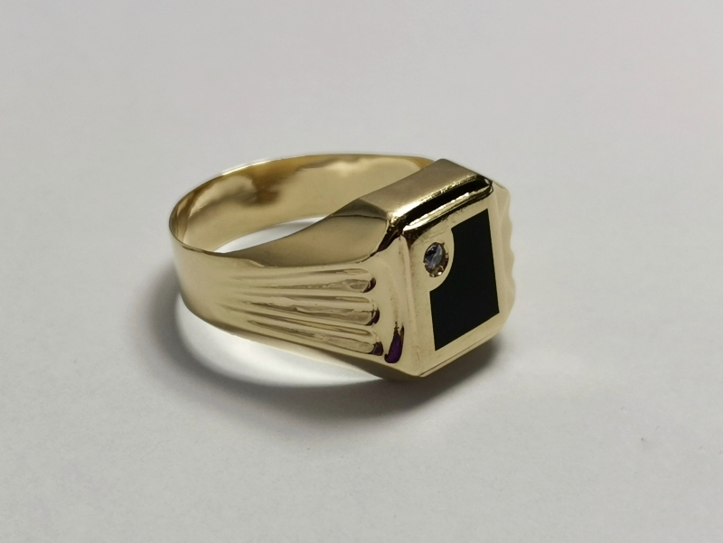 Zlatý pánský prsten s přírodním onyxem