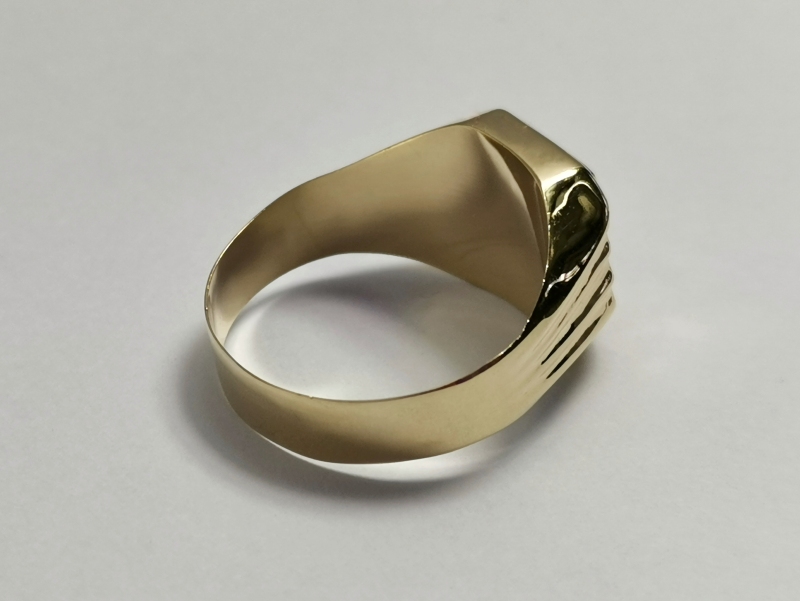 Zlatý pánský prsten s přírodním onyxem