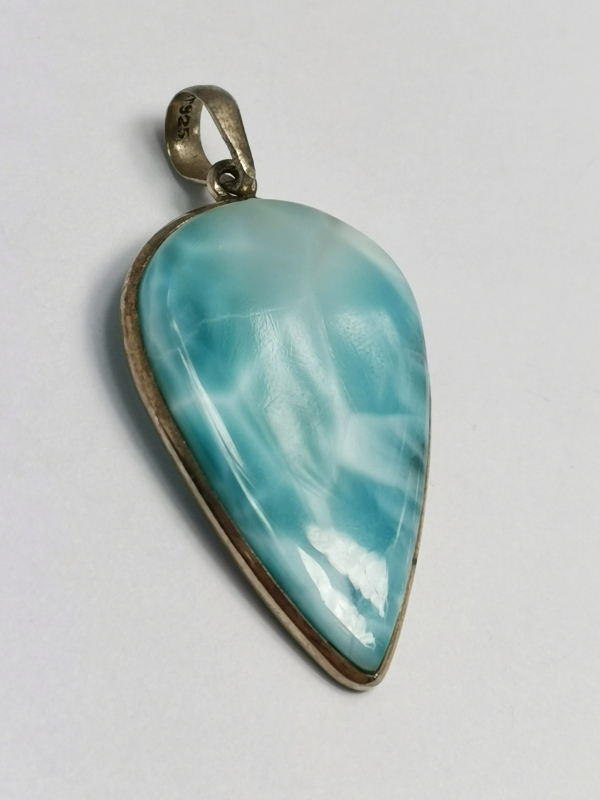 Stříbrný přívěsek s larimarem